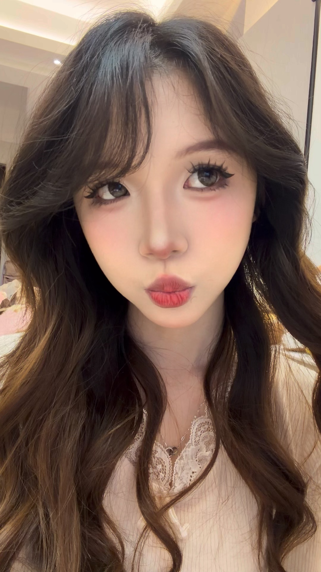 我简直太喜欢这个造型了。但是 yjq 你的头发真的该染了知道吗！！！我过年前将会