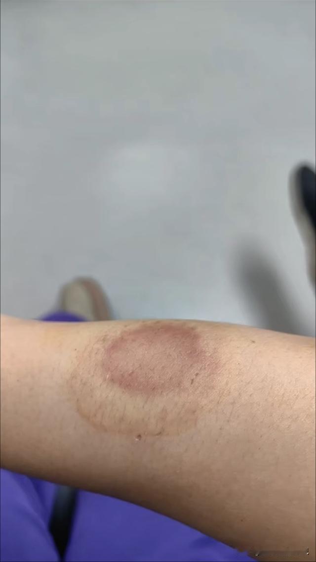 一个太猖狂，一个没底线！广东深圳，女子独居，半夜正在睡觉，被人冲进卧室一顿暴揍，