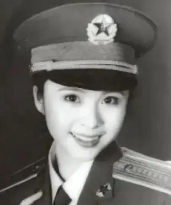 1998年，41岁的刘威爱上了18岁的杨若兮，两人同居9年，刘威跑到国外出差后音