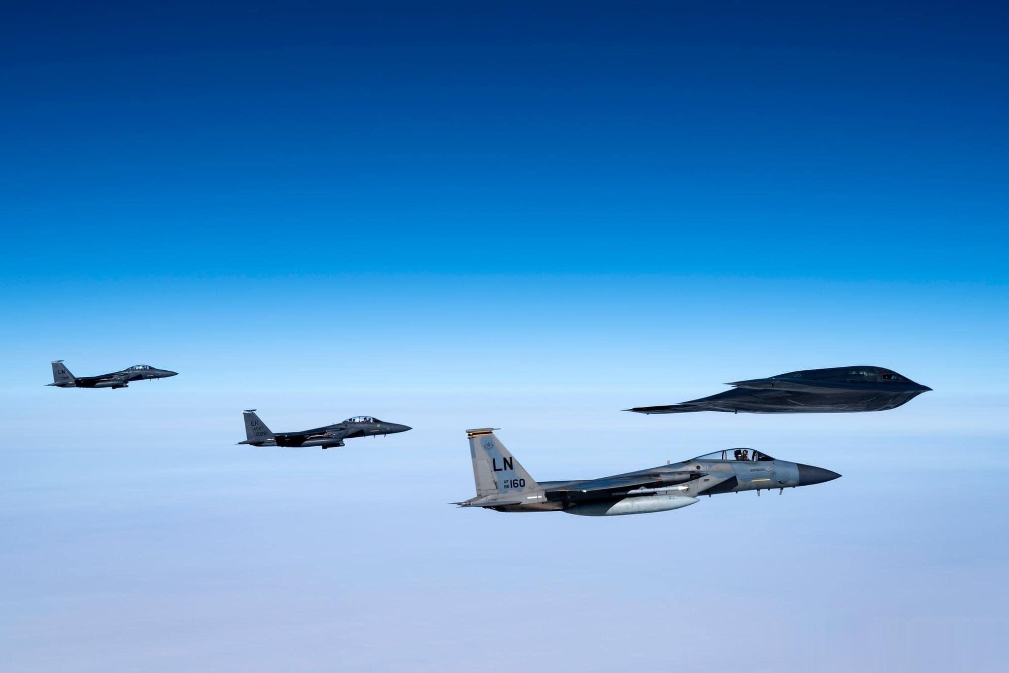 踹门的，跟进打击的和制空护航的编队飞行[二哈]#外军影像##兵器影像##武器装备