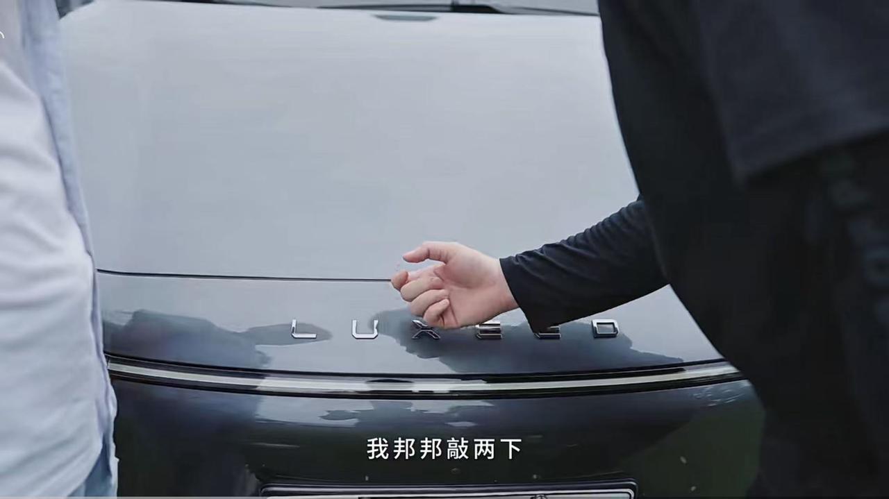 作为职场爸妈，我们靠鸿蒙智行把时间“挤”出来了
我和老婆都是典型的双职工家庭，每