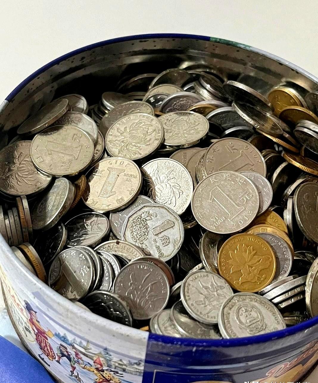 真是应了那句老话，车到山前必有路。
就这一盒硬币，全解决了儿子的婚事。
中国人民