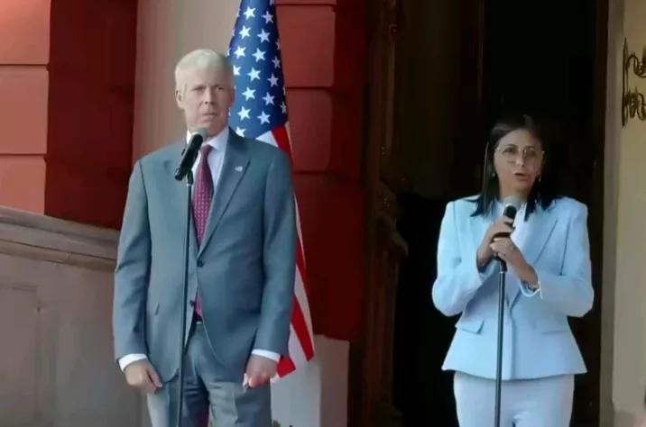 路透社消息，当地时间11日，委内瑞拉临时总统罗德里格斯，美国能源部部长赖特，在加