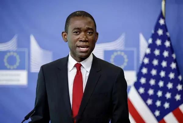 美国财政部副部长阿德耶莫昨天扬言：“中国公司必须做出抉择，要么与我们的经济体系开