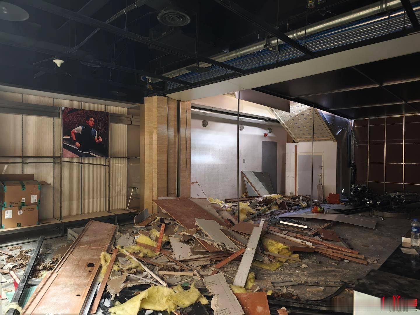 西安赛格商场回应坠亡事件：已与家属共同妥善处理完毕，不存在网传“违规索要10倍违