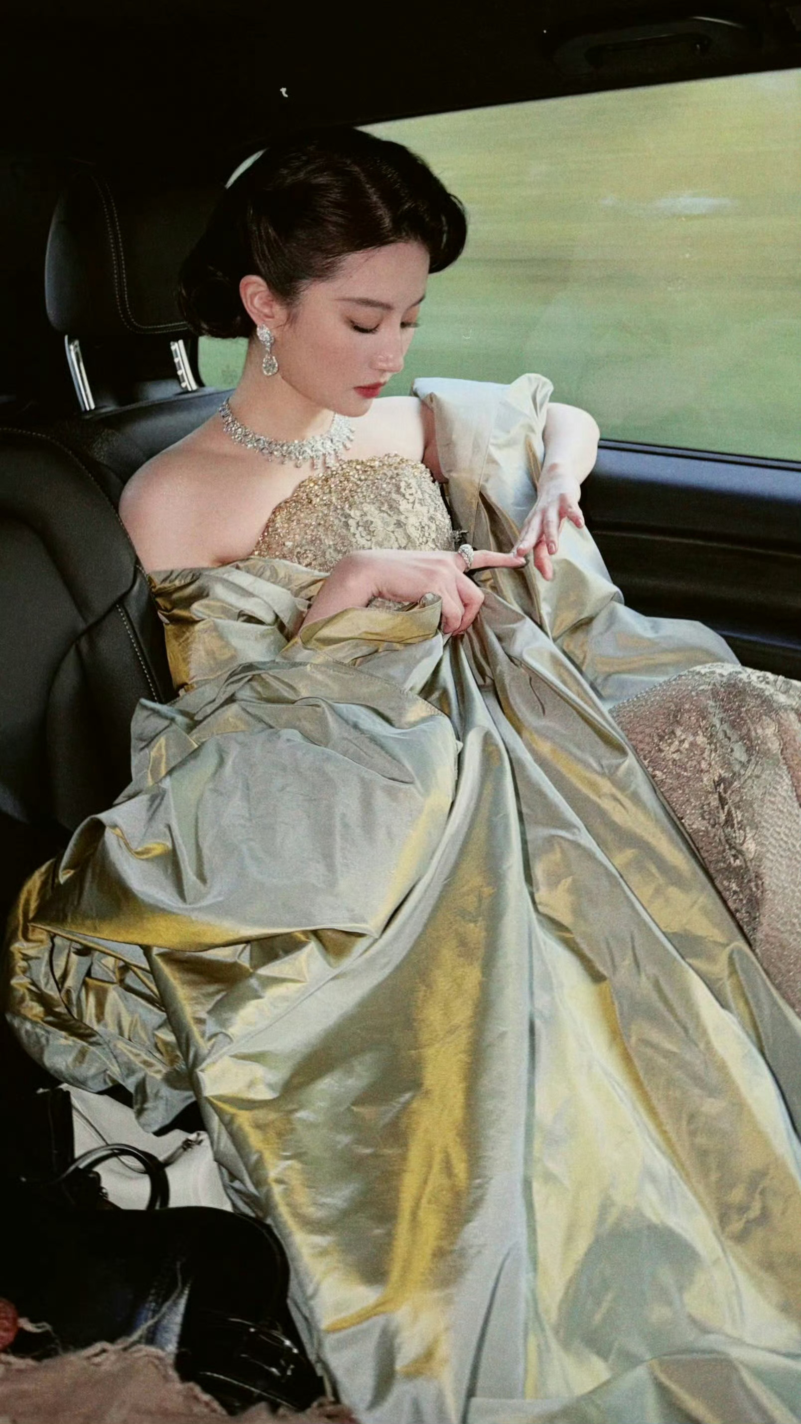 谁还没被今天的刘亦菲美晕啊！真的就是公主下凡！以为昨天已经是颜值巅峰，没想到今天