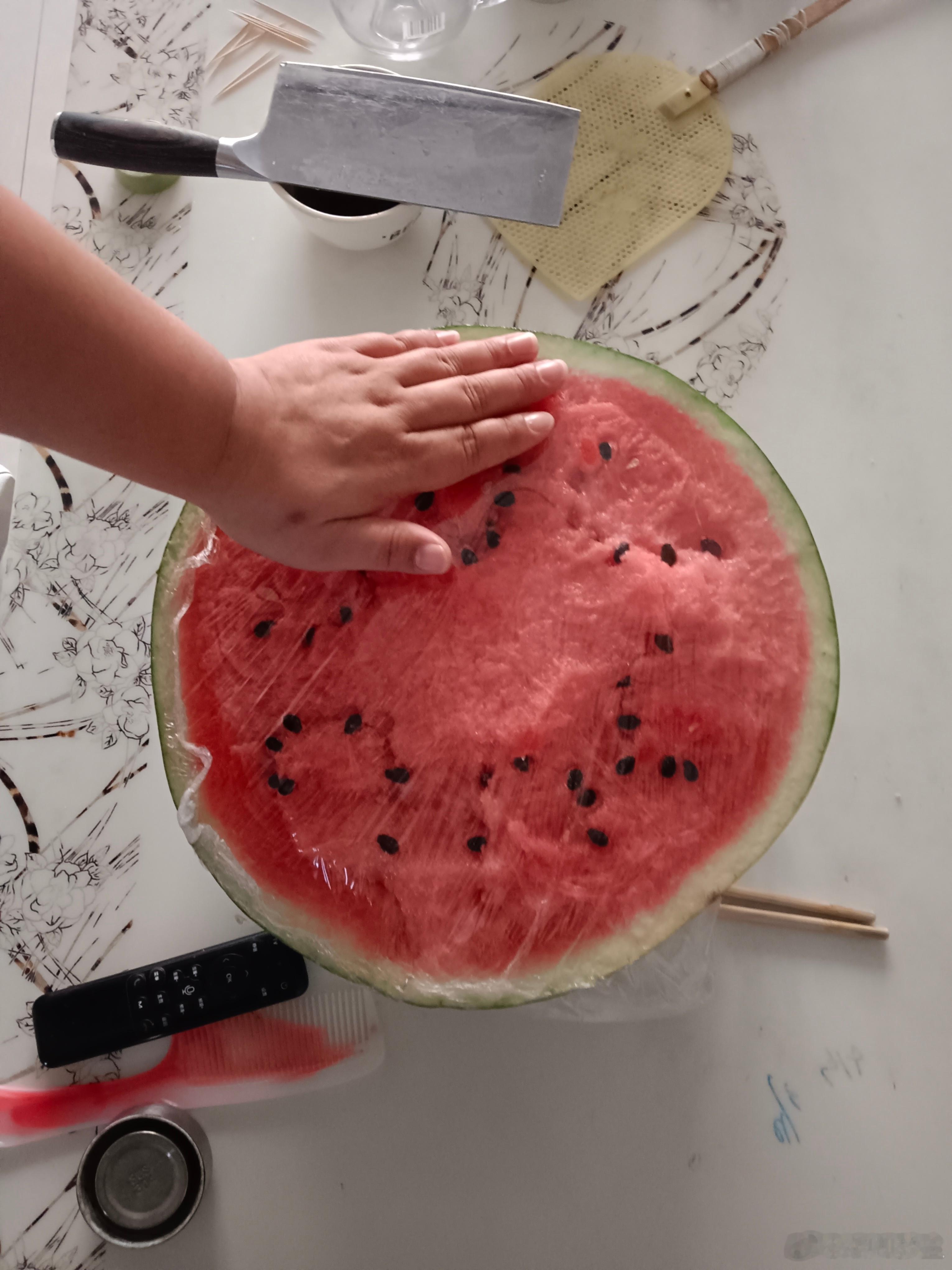 感觉这个地雷西瓜🍉有我四个头那么大[doge] ​​​
