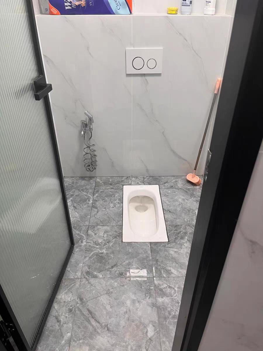 蹲便器高了怎么办？蹲便器高了，就用超薄的，那你就太聪明了，聪明过头了...