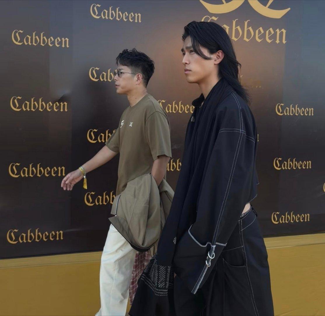林晓峰带儿子林宝一起看秀，林晓峰也太显年轻了，父子俩看起来简直像兄弟。 ​​​