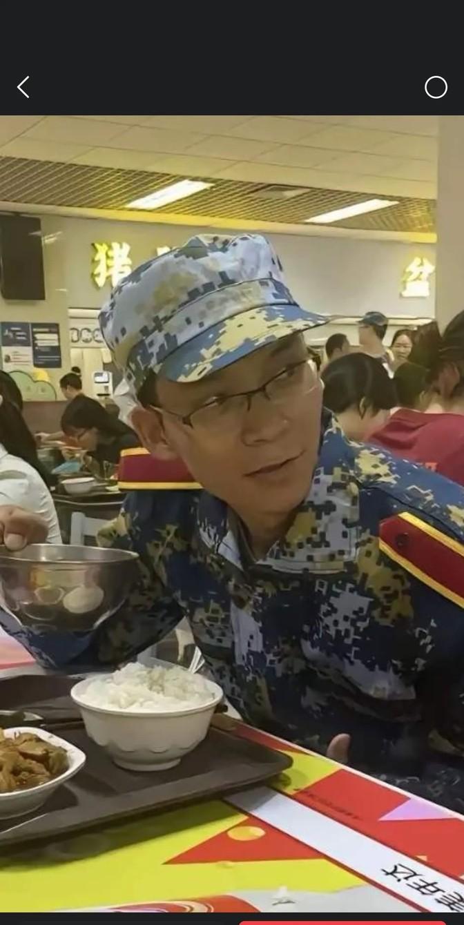 唐尚珺，35岁大叔军训轻松搞定，还说“这就好比种50棵树”，网友都惊了！这真的是