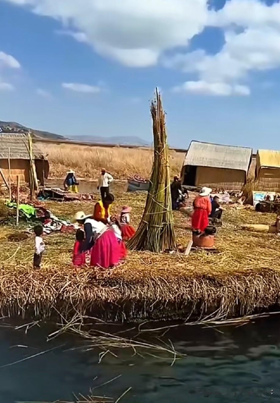 南美湖面飘了上千年的“芦苇浮岛”：一捆草，托住了一整族人的家
 
前阵子刷人文纪
