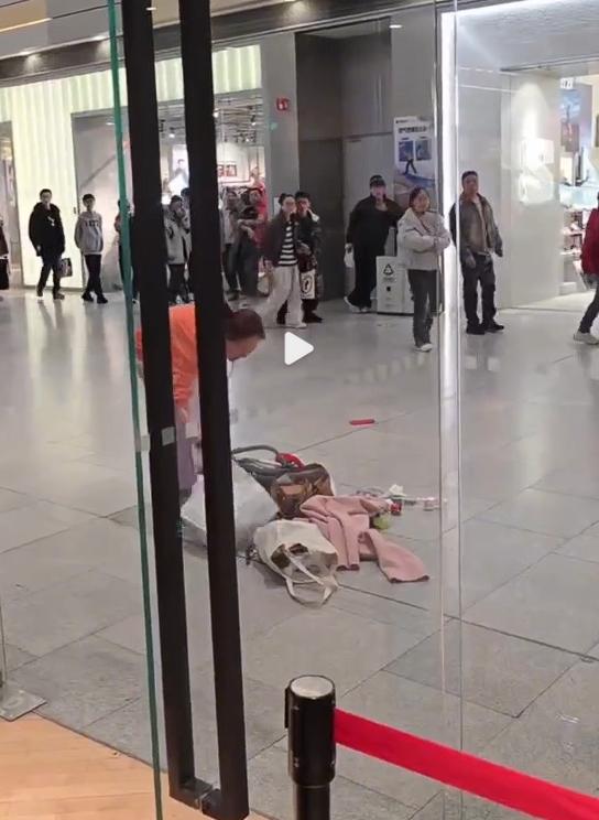 女子拿着朋友送的鞋要求店家退款，店家同意退，钱是线上支付原路返回，女子要现金，店