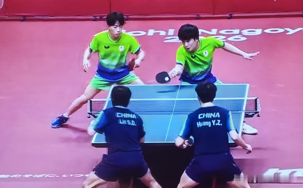 国乒男双组合目前 1-2 落后！
亚运会乒乓球男双决赛，国乒林诗栋与黄友政组合对
