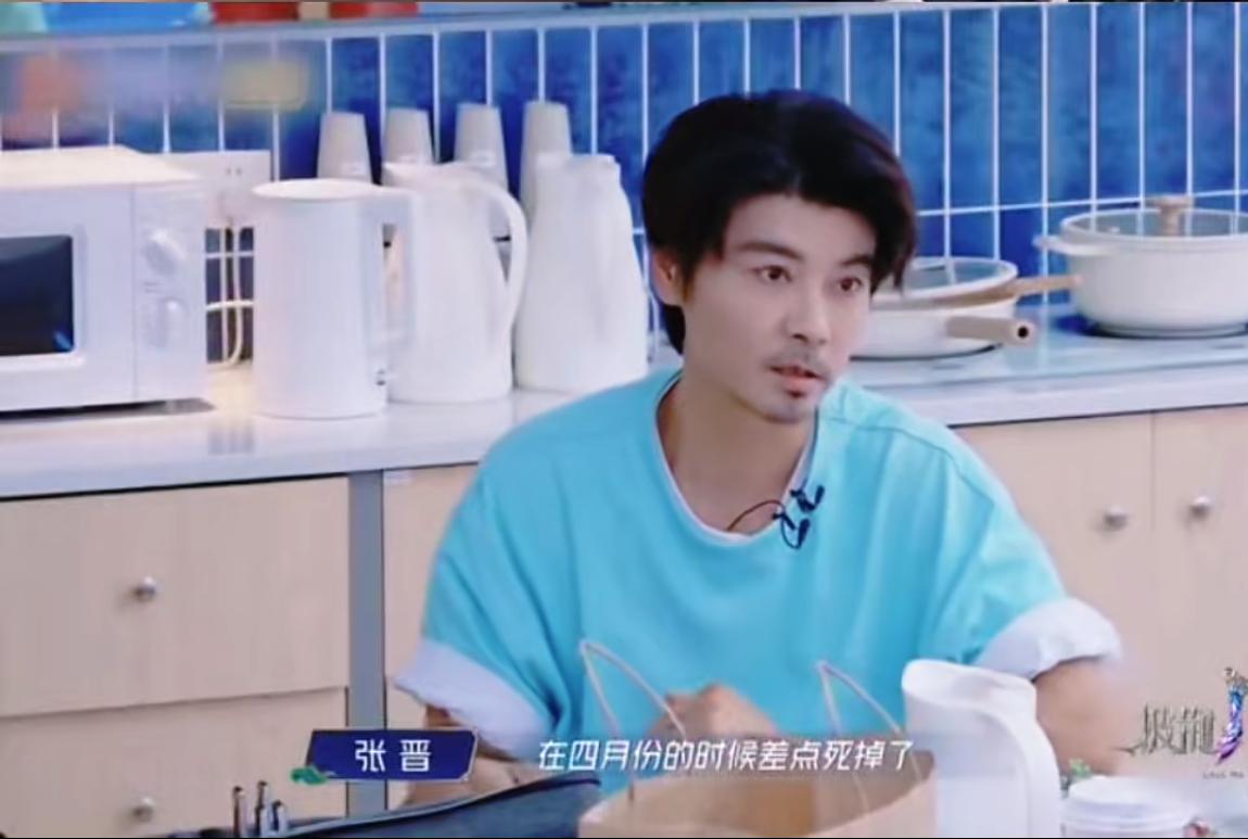 张晋在节目上自曝今年4月差点在国外死掉。
真的被张晋的这段分享给吓了一跳。
原来