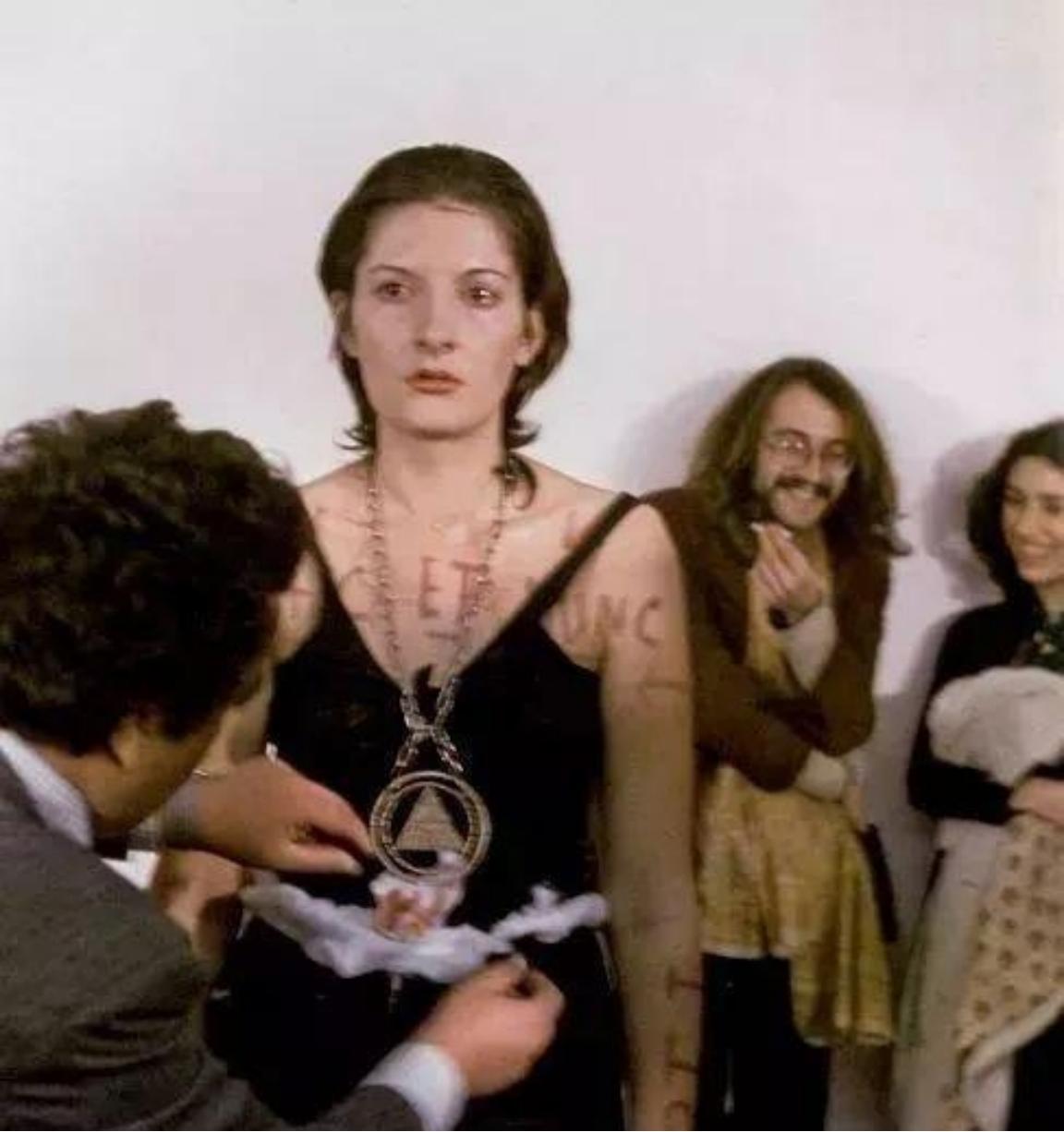 1974年，一名美女将自己麻醉后，任由人们主宰自己的身体！很快，她就被人扒掉了上