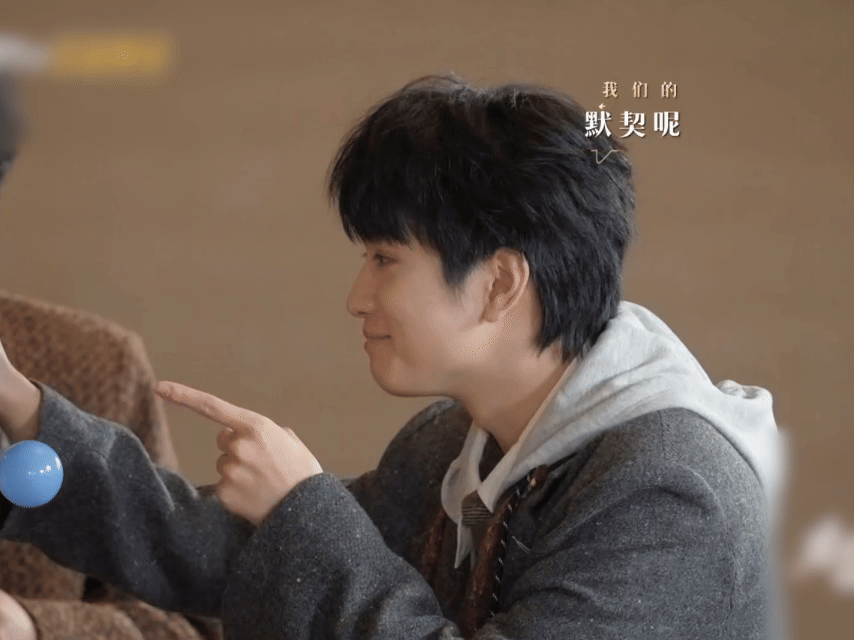 罗云熙和敖子逸同框，简直是小朋友聚会既视感。两人叽里咕噜聊不停，氛围超欢乐，那互