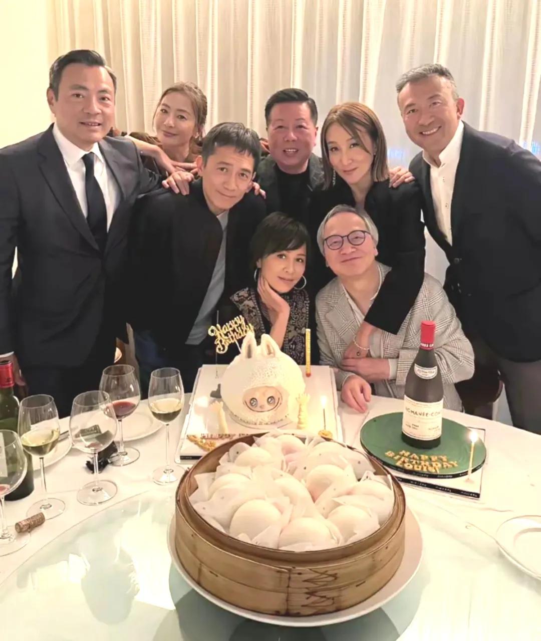 坐着的这位男子有点喧宾夺主了吧，让梁朝伟情何以堪！

再过两天，刘嘉玲即将迎来自