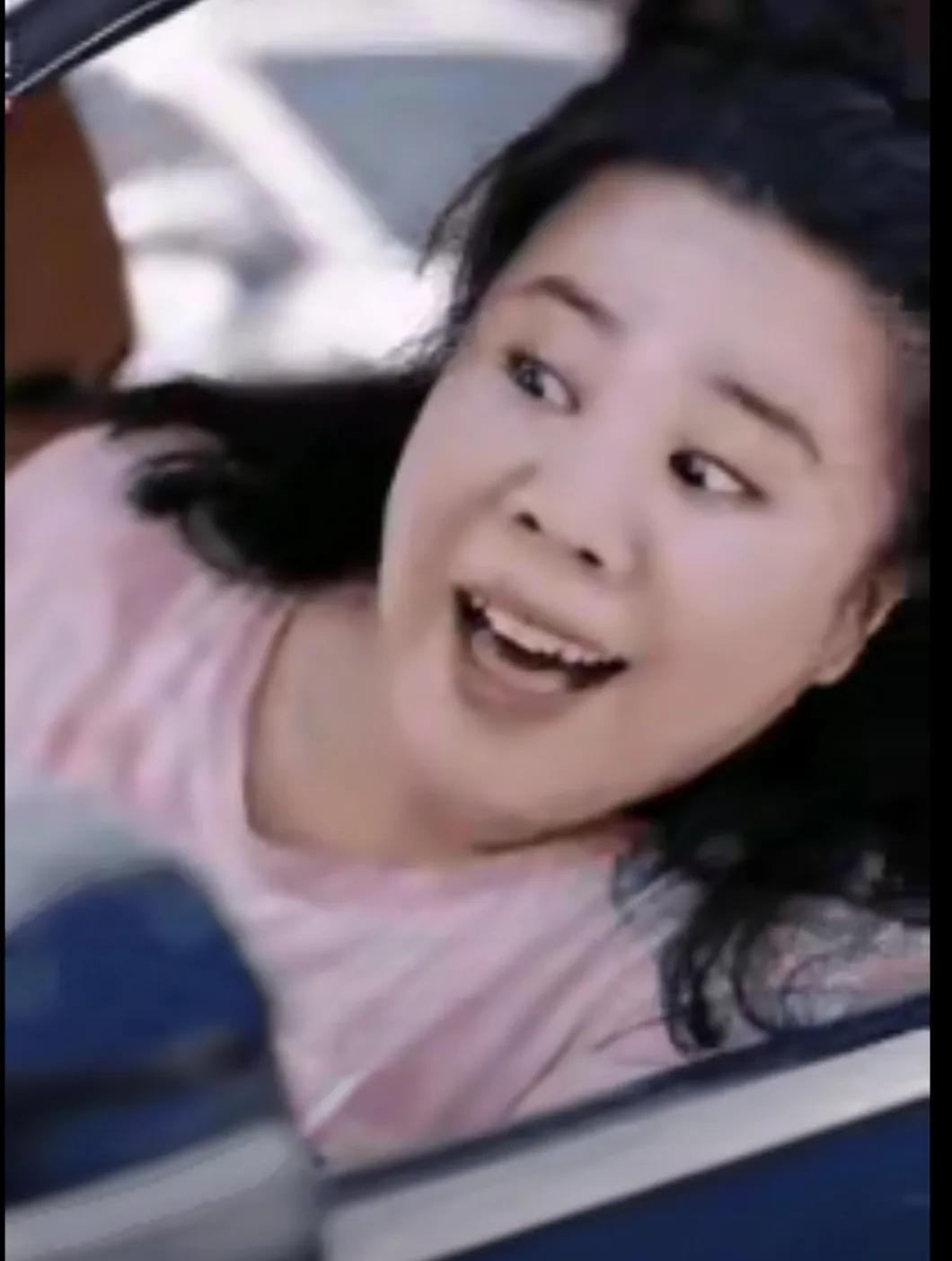 “哈哈！”一男子在爱车后面贴了个车标，上面写着“大龄剩男 追尾必娶”。不料，一大