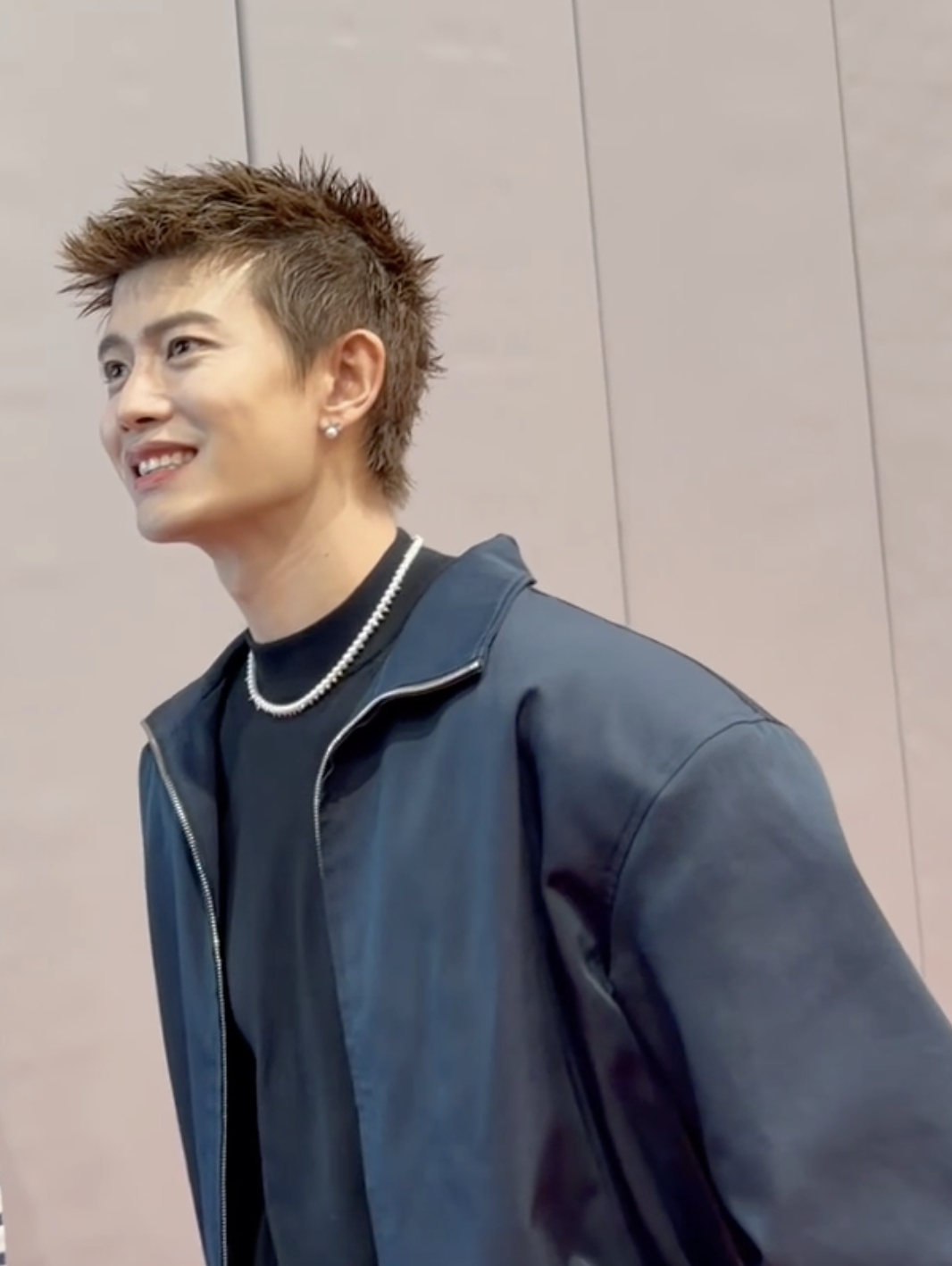 任嘉伦任嘉伦到访火箭训练营任嘉伦nba马力全开任嘉伦腾讯nba星推官 任嘉伦观看