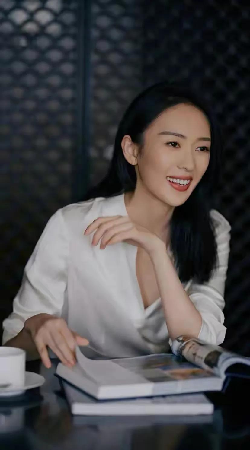童瑶是一位中国女演员，她的出色演技和灵动的表演风格给人留下了深刻的印象。从她的表