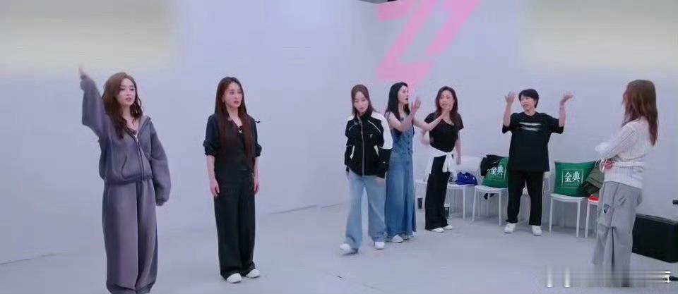 陈德容教吴宣仪跳舞 看了吴宣仪这么优秀，嘴角上扬就没下来过嘻嘻 在《乘风2025