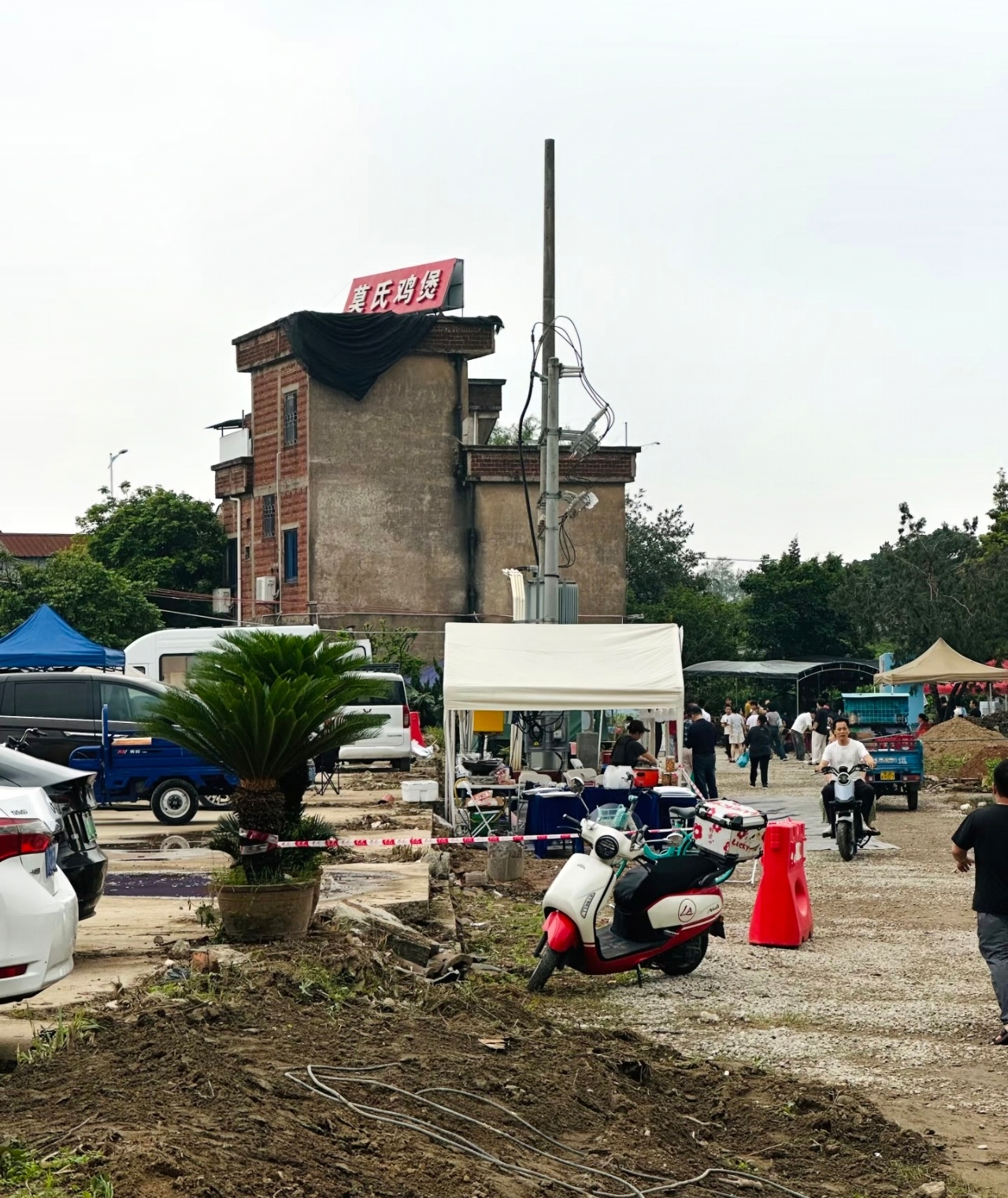 莫氏鸡煲要大变样了火一次不容易，上次还是刨猪汤呢当时火的一塌糊涂！现在莫氏鸡煲也