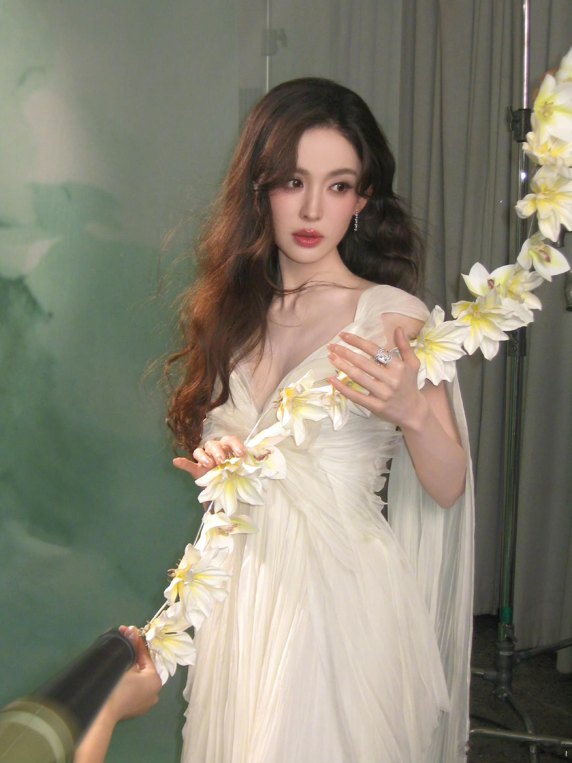 娜扎为情侣提供520新思路 娜扎优雅大方的模样太迷人了，颜值与气质兼备，整个人散