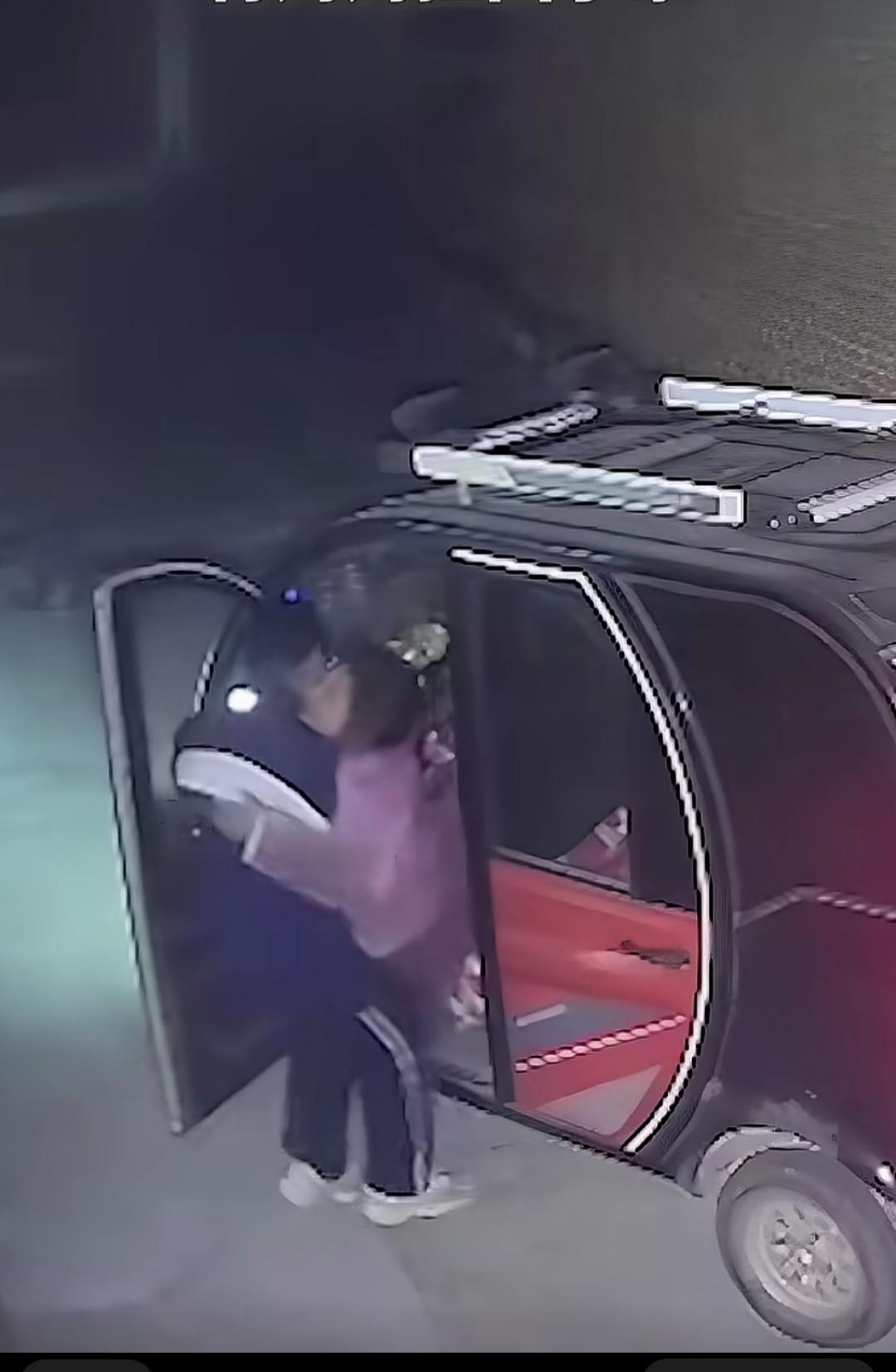 那一刻，他一下子就长大了！
一个14岁、才90斤的孩子，放学回家，瞅见妈妈晕倒在