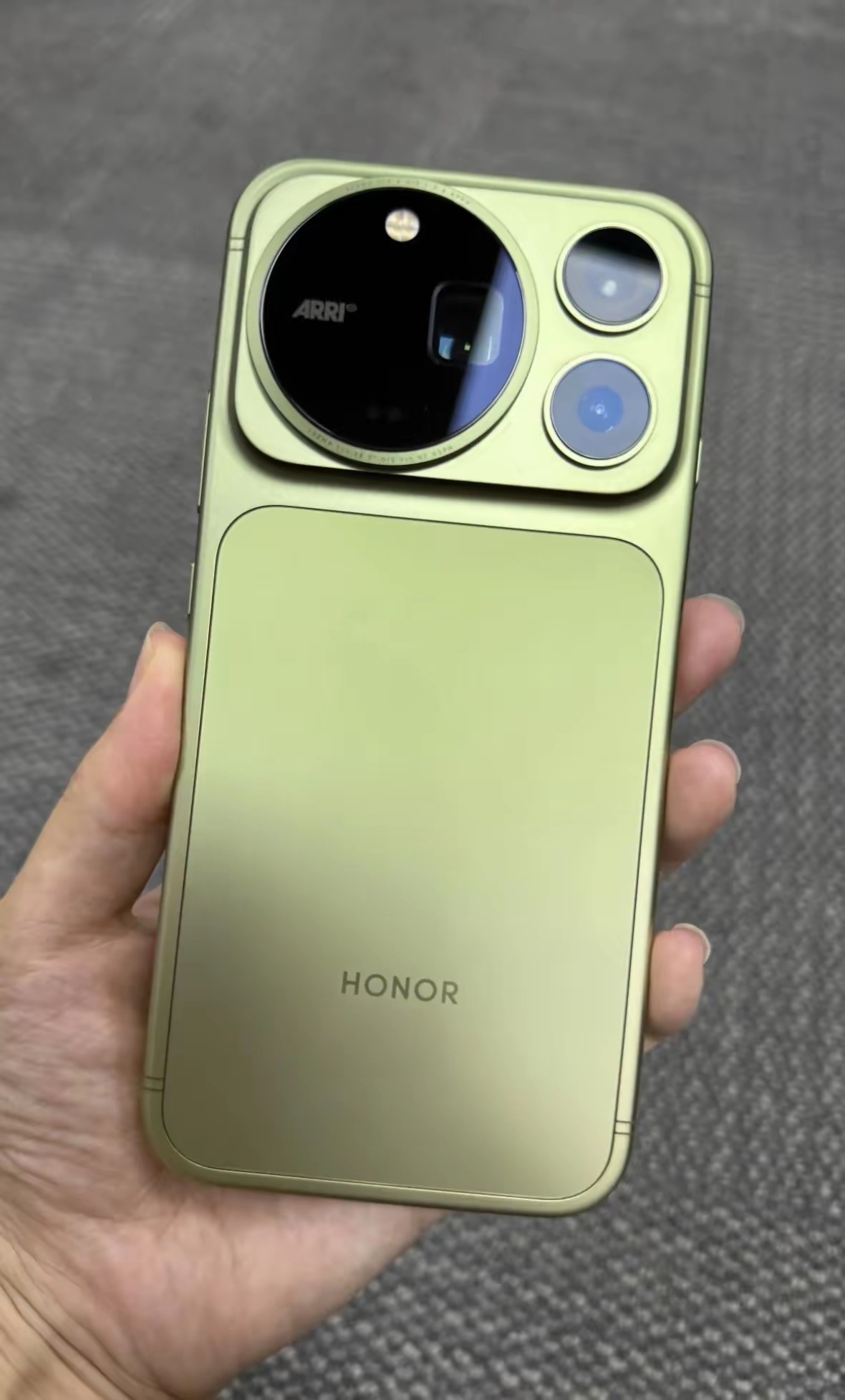 质感真的很出众，更关键的是，Magic9 Pro Max搭载8800mAh大电池