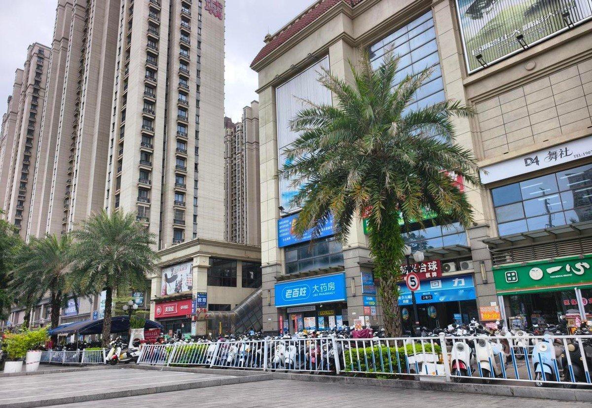 南宁恒大城，开盘8600多一平，10多年后，二手房挂牌6000出头。这小区出门就