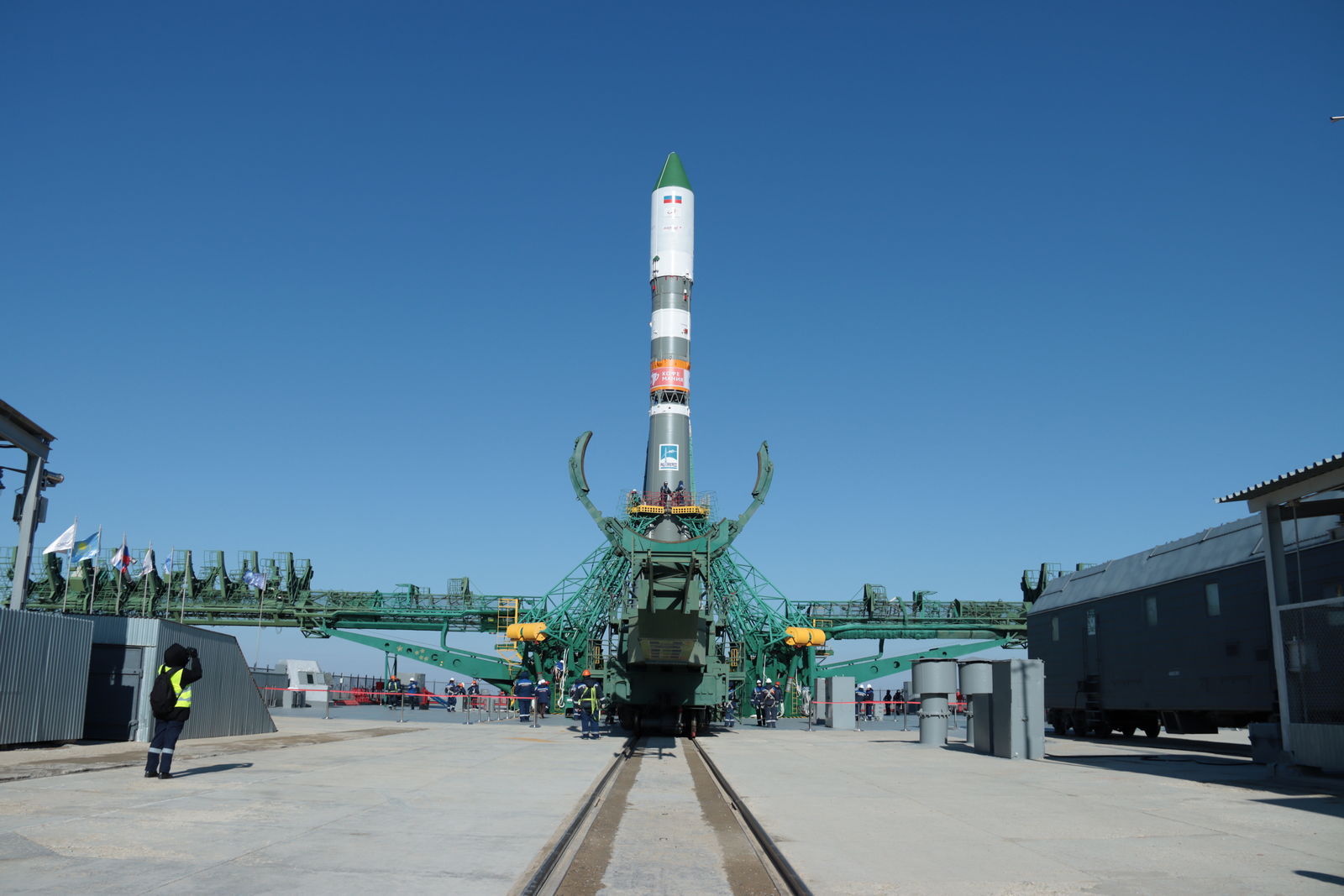 【进步MS-33货运飞船火箭组合体完成发射场垂直转运并进入发射前准备阶段】202