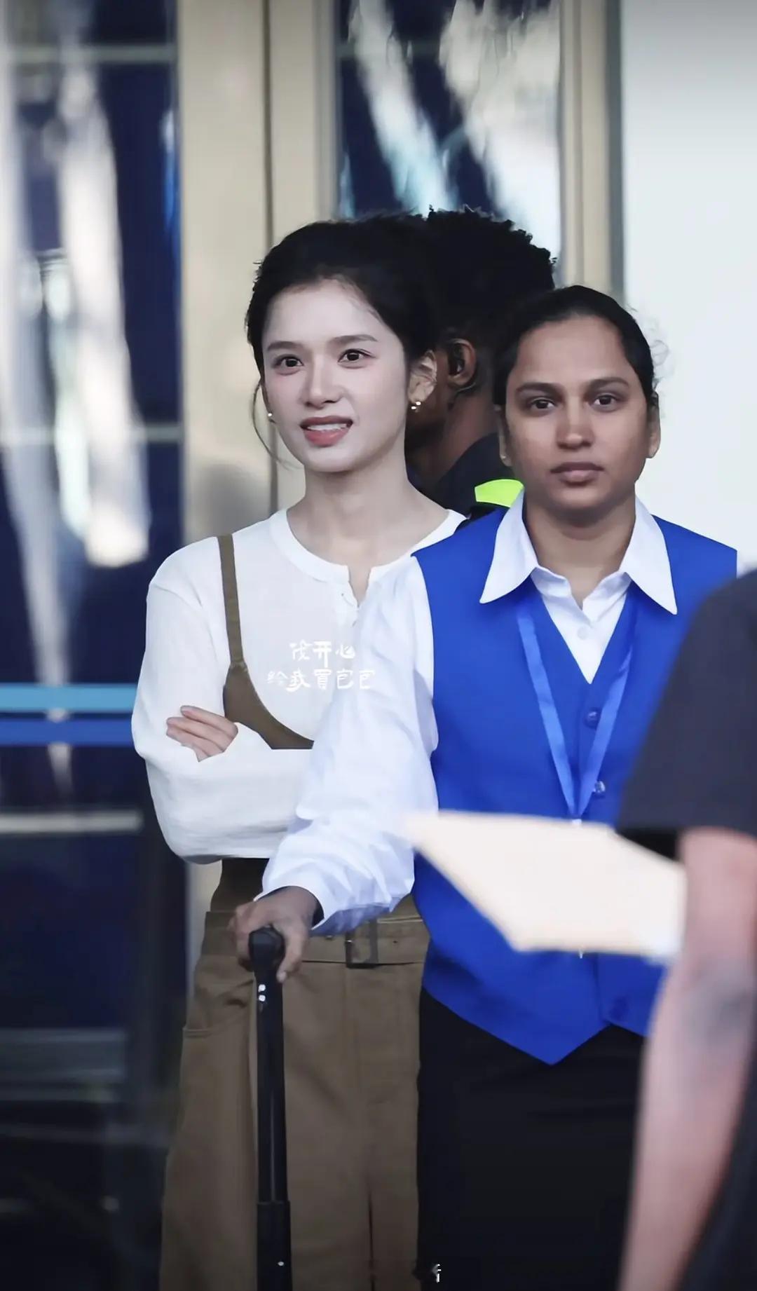 张婧仪高马尾路透，谁懂这个青春靓丽感。