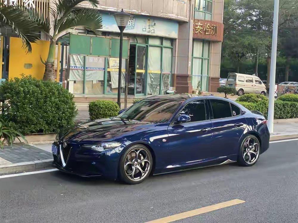 阿尔法·罗密欧 Giulia 是一款来自意大利的汽车。它具有以下特点：- 座位数