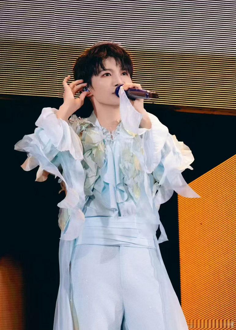 周深暑期八场演唱会周深演唱会四城官宣四城八场巡演重磅定档，新城市惊喜入驻，家乡站