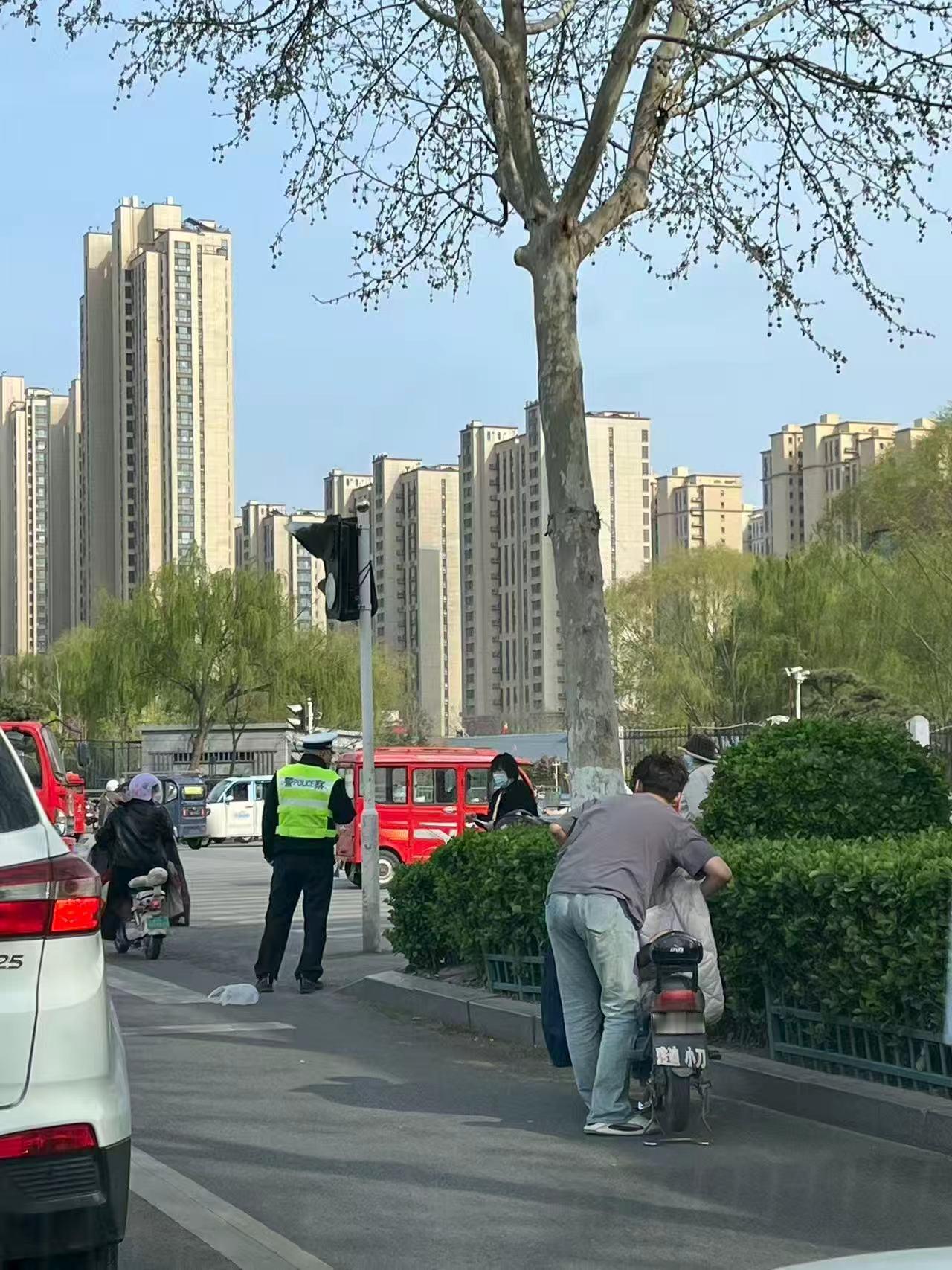 前几天路过临沂解放路，有两位骑电动车的市民未佩戴头盔被罚。现在骑车戴头盔已经成为