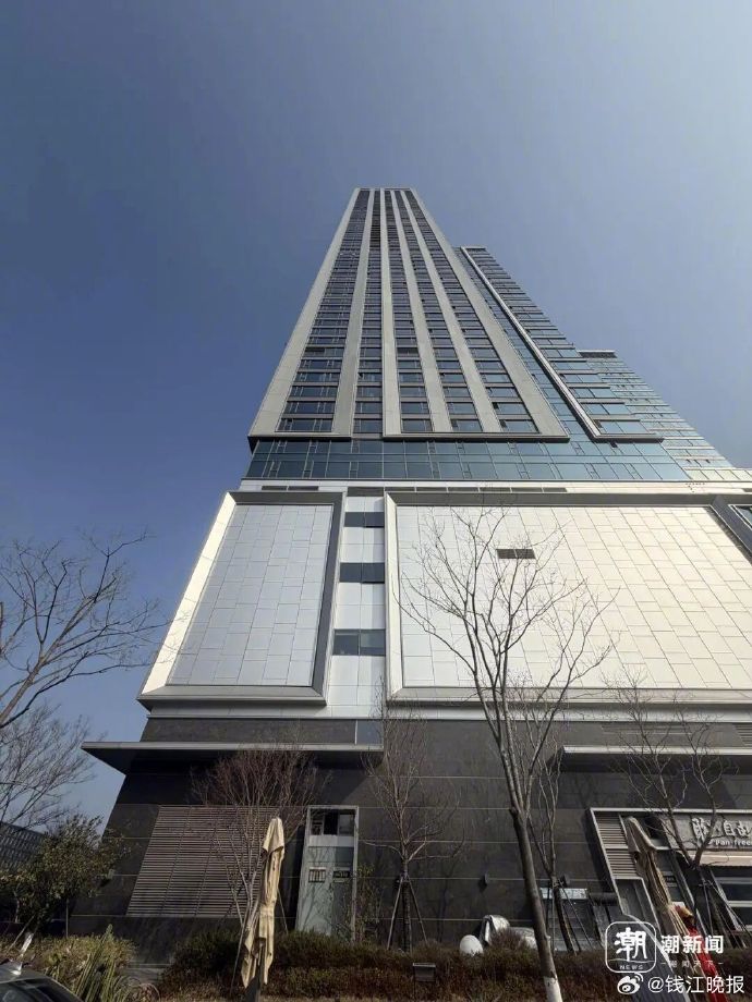 男子住40层因每天等电梯20分钟卖房 每次上班高峰期等电梯的时候觉得等待时间超漫