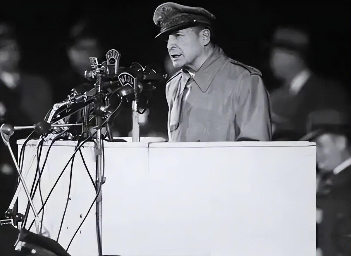 1962年，年过八旬的 麦克阿瑟 突然听到了一个让人震惊的消息： 印度 跟中国开