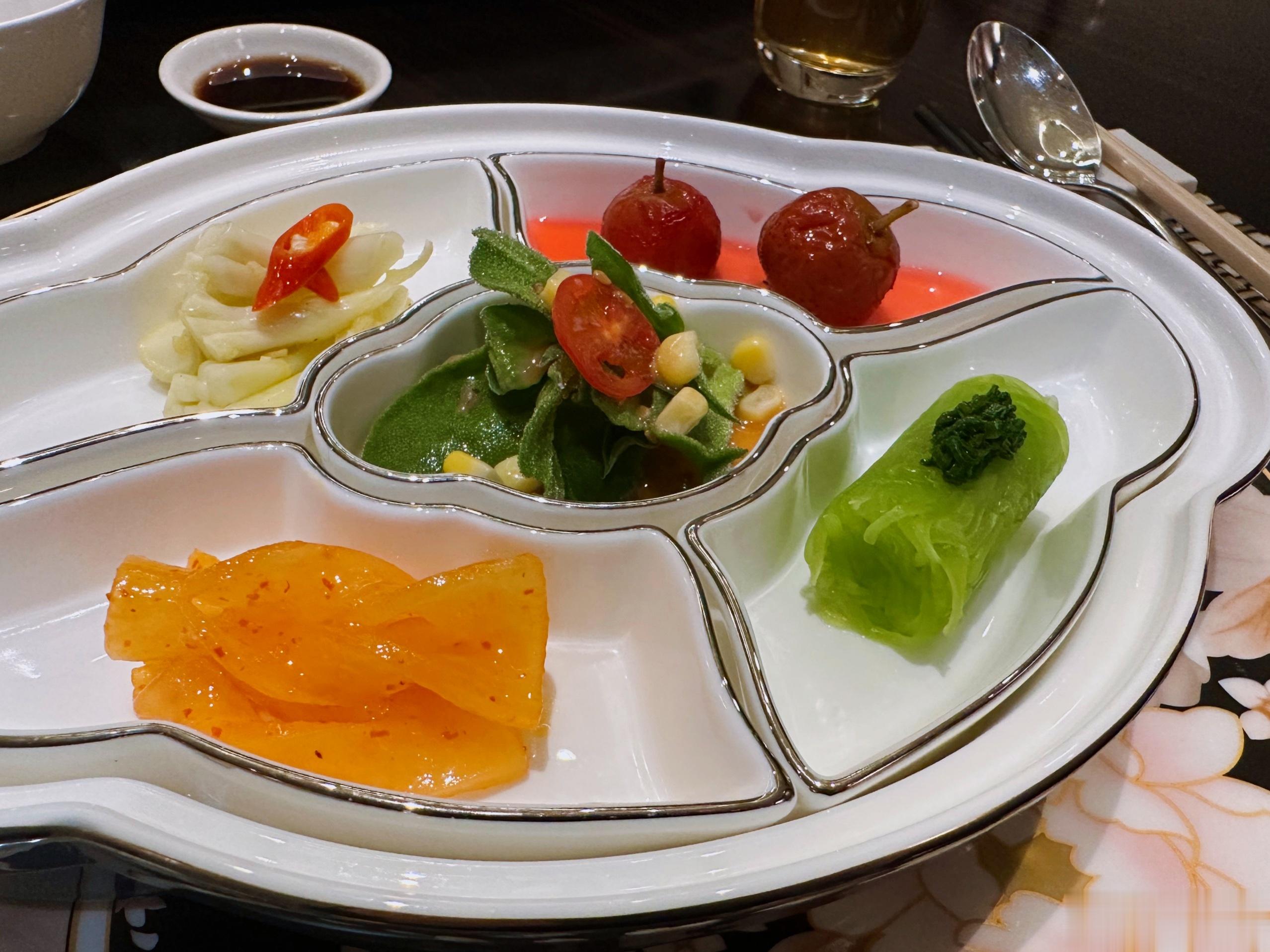 📍无锡华邑 彩丰楼午餐是华邑彩丰楼的一桌素宴。绿蔬清甜，笋豆甘香。要是在无锡玩