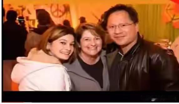 黄仁勋与妻女，他的妻女笑容好像，不愧是亲生的。