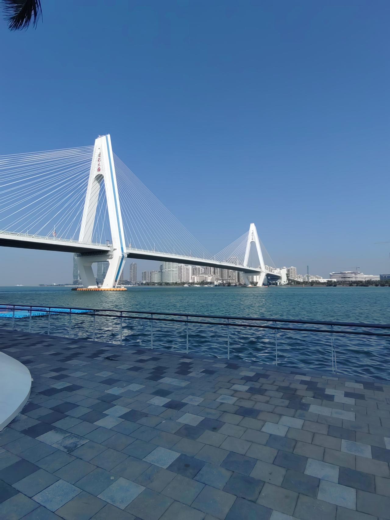 琼州海峡，为什么至今还在靠轮渡，而没有建成像英法海底隧道那样的跨海通道呢？

既