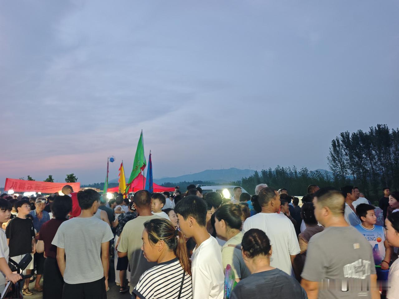 这个夏季在驻马店泌阳窦庄桥的公路上怎么就这么多人？这地方离最近的镇也有十几里的路