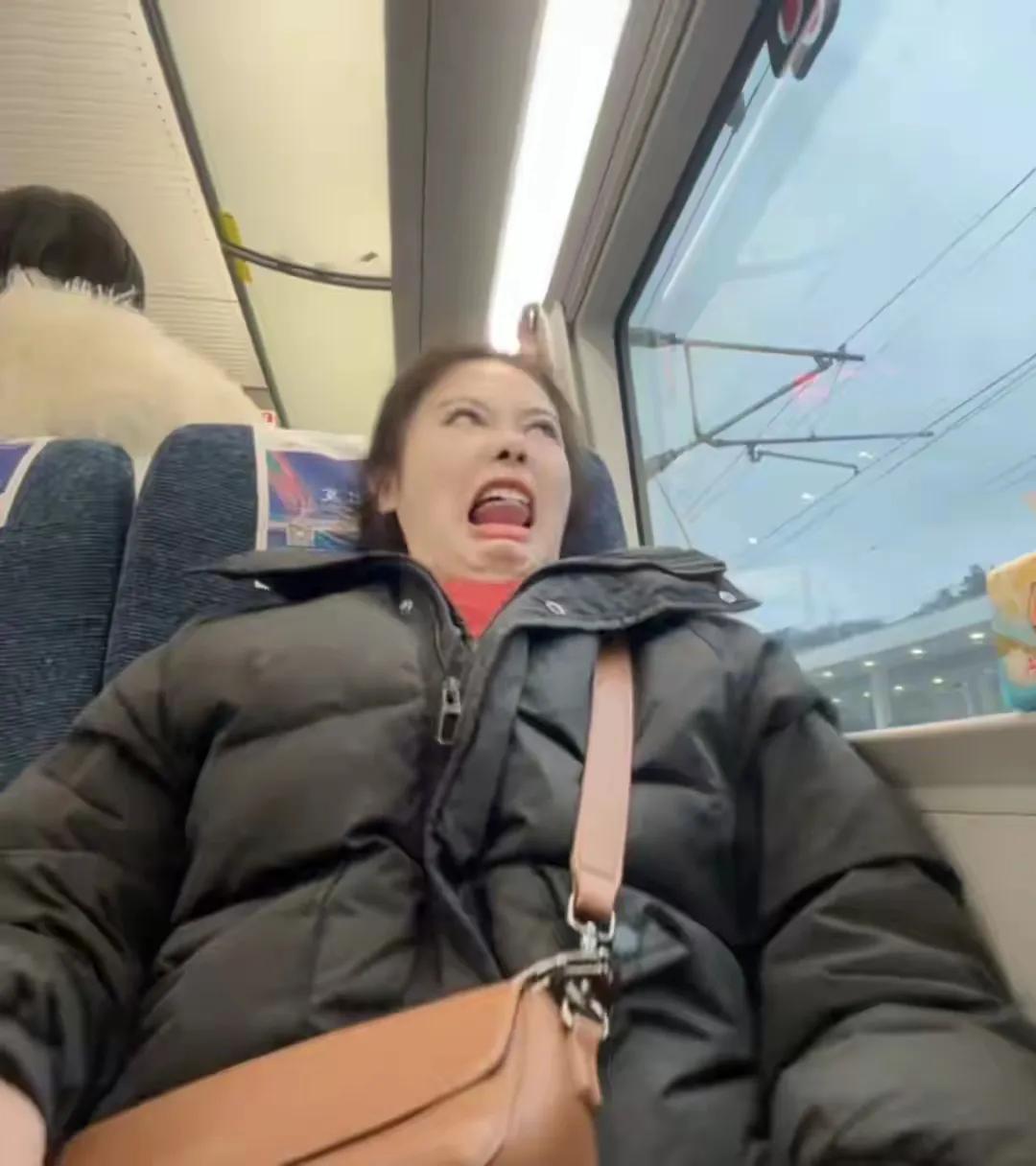 最近网上一个高铁视频太解气了！2026年3月初，一位大姐坐高铁本想打个盹，邻座大