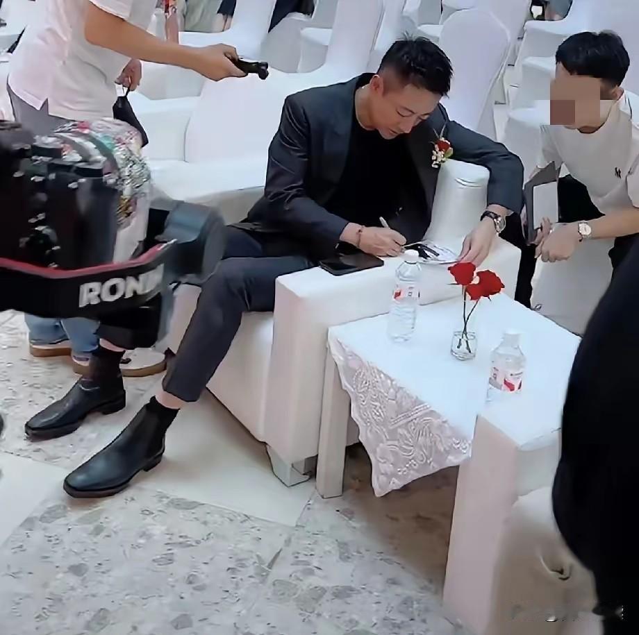 恭喜汪公子
贺喜汪公子

如今终于如愿以偿
成了企业家里的大明星

走到哪儿都有