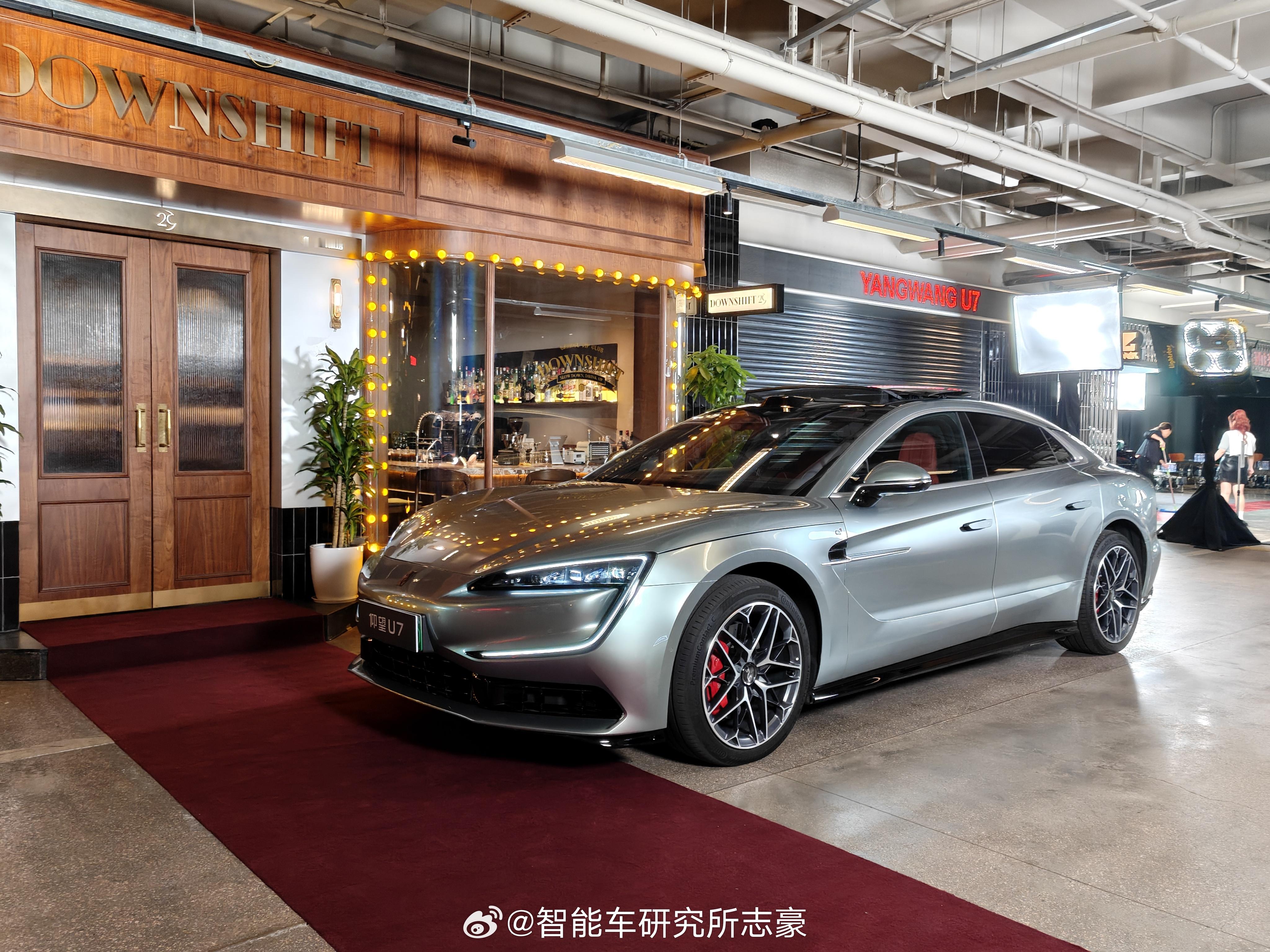 仰望在深圳地库搞了个party，啊这地方很棒，早知道我也把我大宝贝拉过来拍照打卡