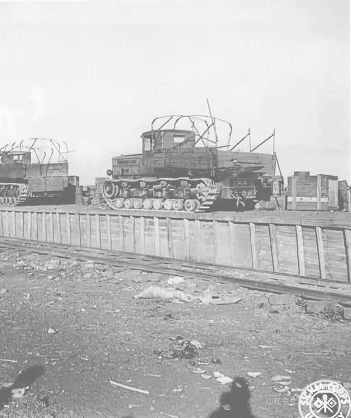 1945年，两台苏联援助的共产国际火炮牵引车停放在广西柳州火车站台上。