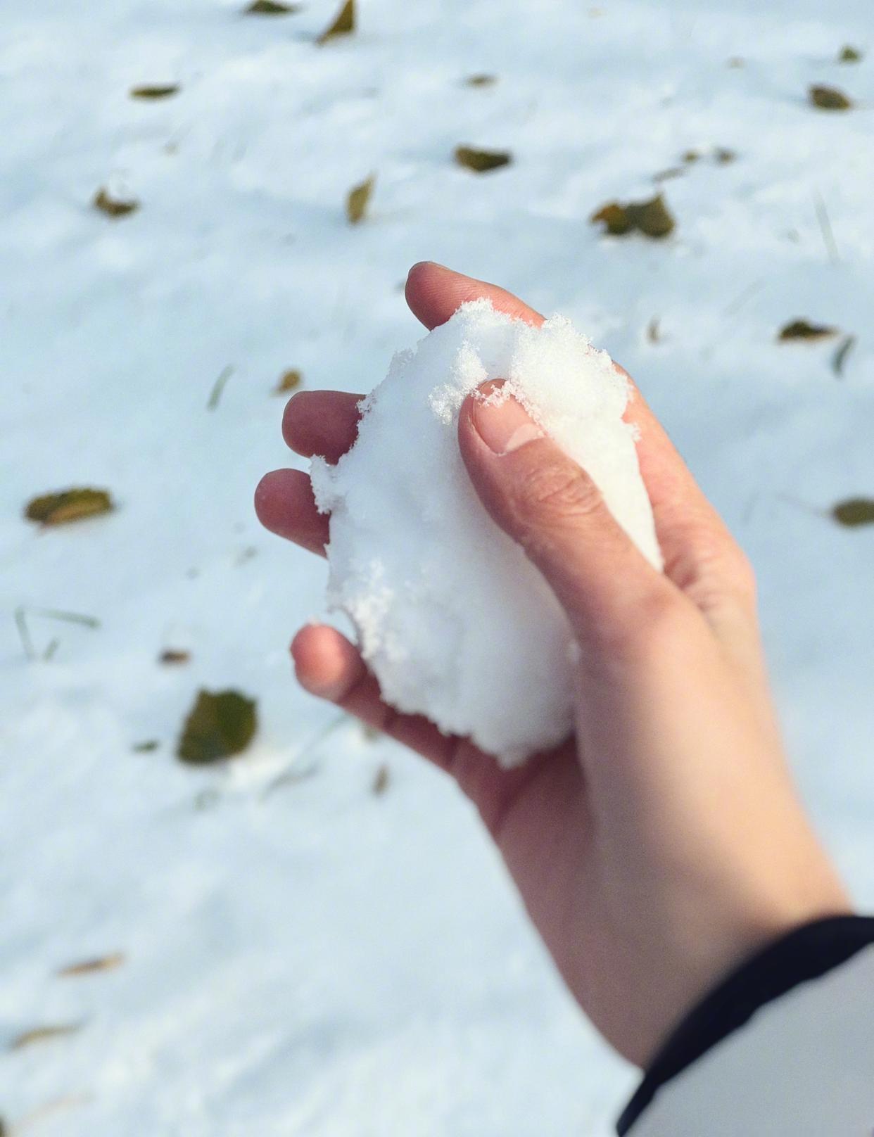 乌鲁木齐特大暴雪创纪录他朝若是同淋雪，此生也算共白头~~~多少人得心碎，多少人的