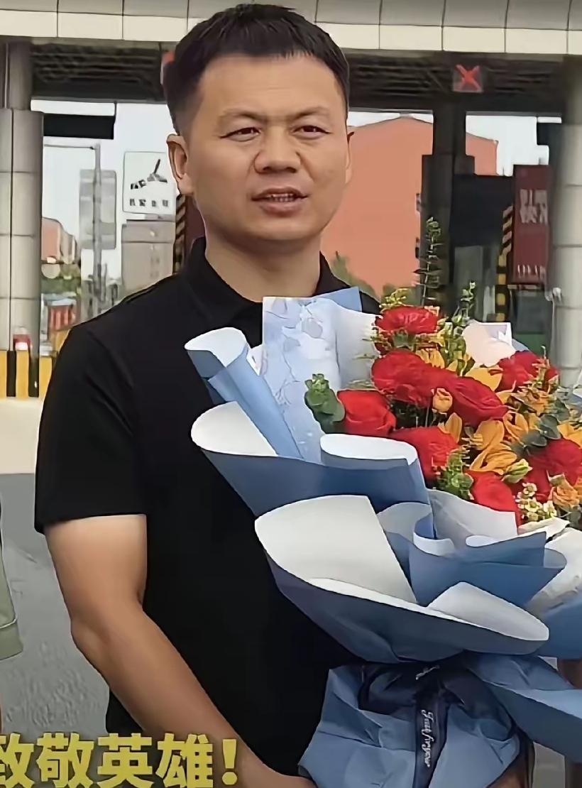 河南英雄，2025年6月10日，36岁的现役军官张伟陪母亲散步时，遇到5人落水，