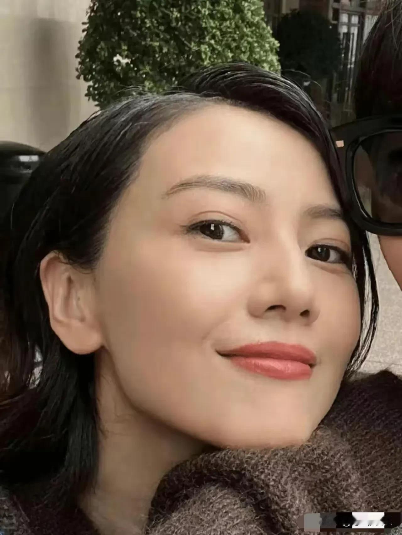 高圆圆大方秀白发，无所畏惧，毕竟她的颜值逆天，一般人都无法达到。人好看跟白头发没