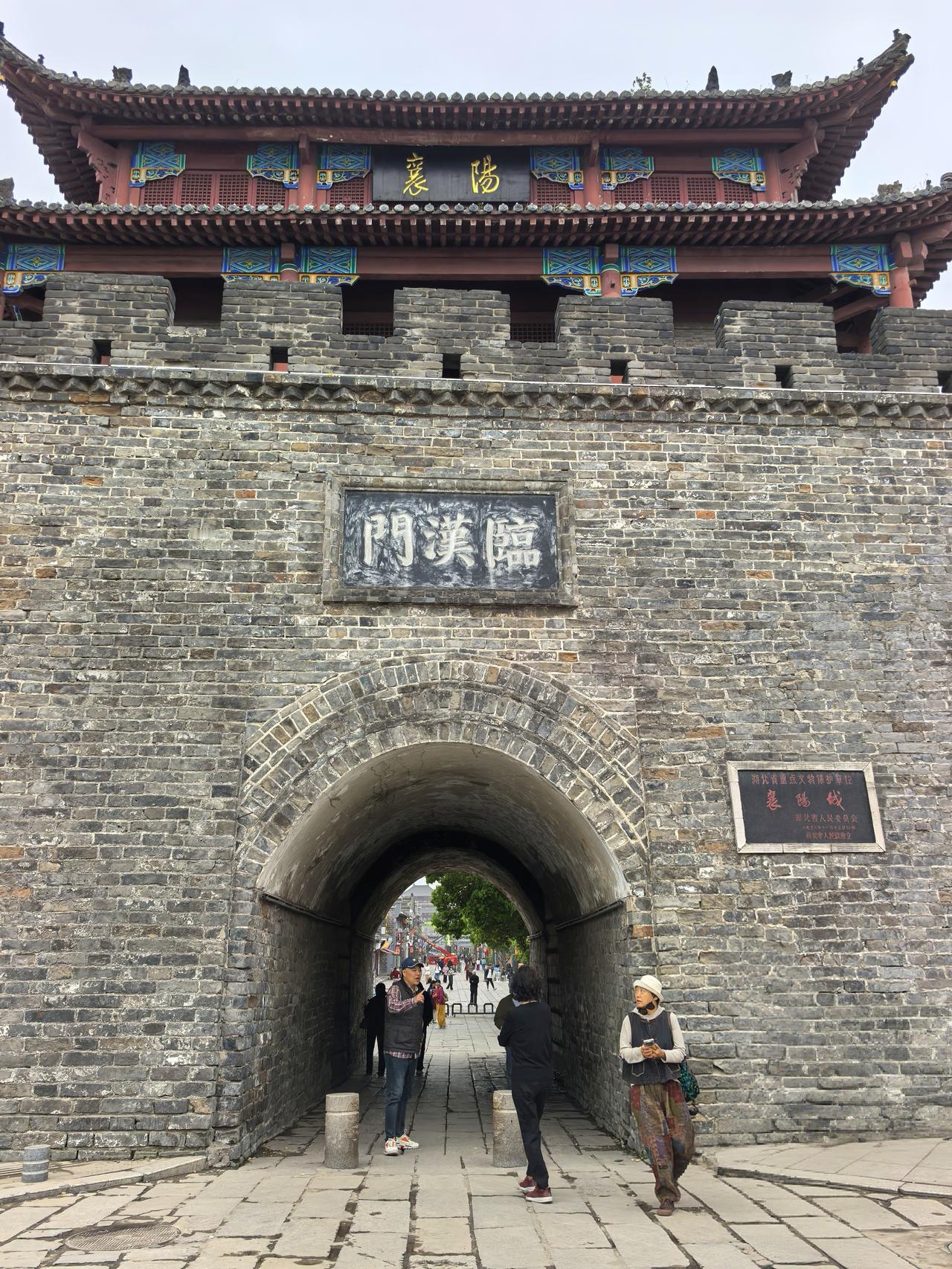 长期在外游历，我发现一个很普遍的现象：
很多古建筑、仿古楼阁、城门都有题名匾额，