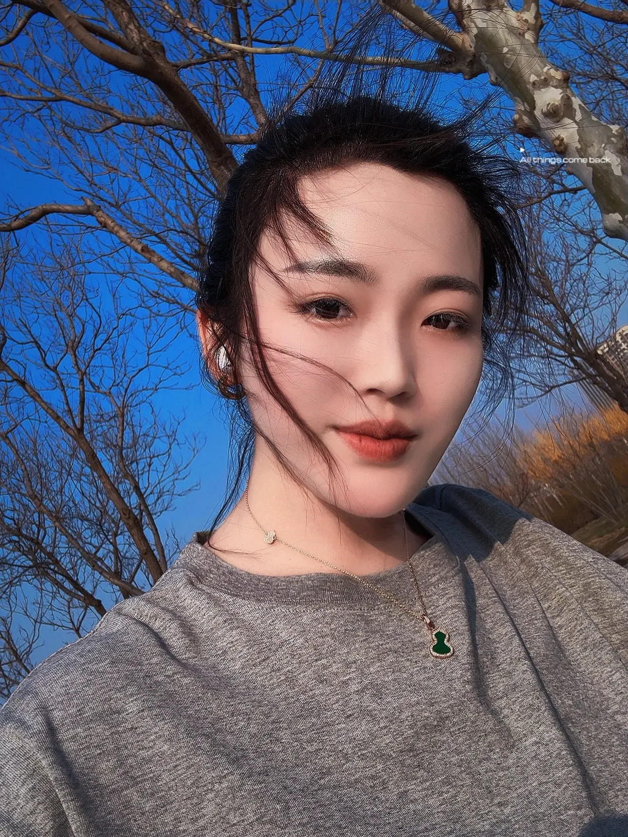 我做不了玫瑰也当不了月季，我想我是田园里的洋桔梗，自信且真诚，我的梦里...